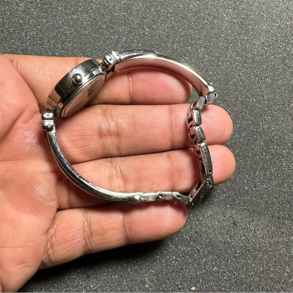 Ladies quartz silver tone diamond accent wrist watch working with new battery - Picture 6 of 10